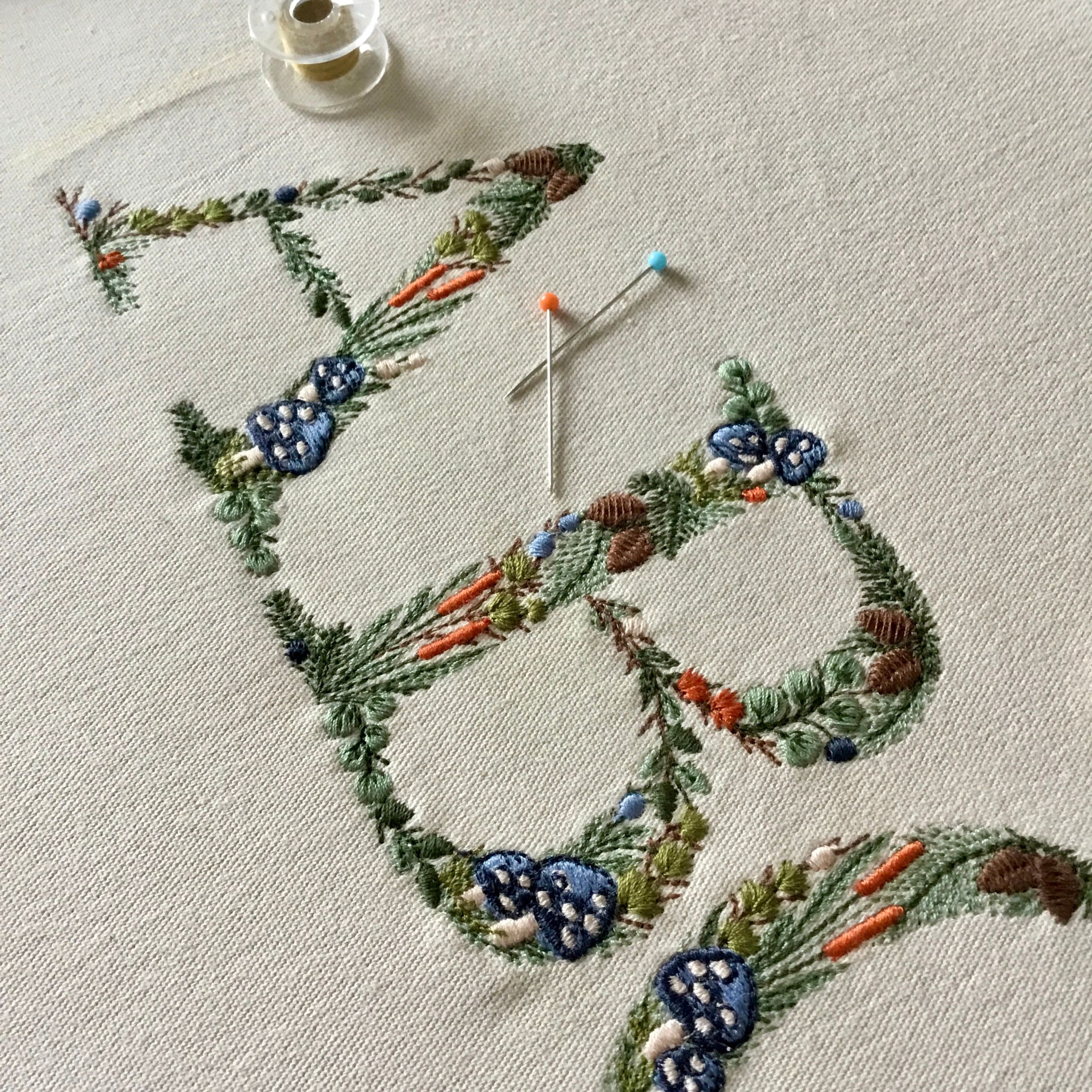 Diseño de bordado a máquina Abecedario Bosque para bastidor de 10 cm  Monogramas de hojas, hongos, piñas y totoras Letras bordados para niño