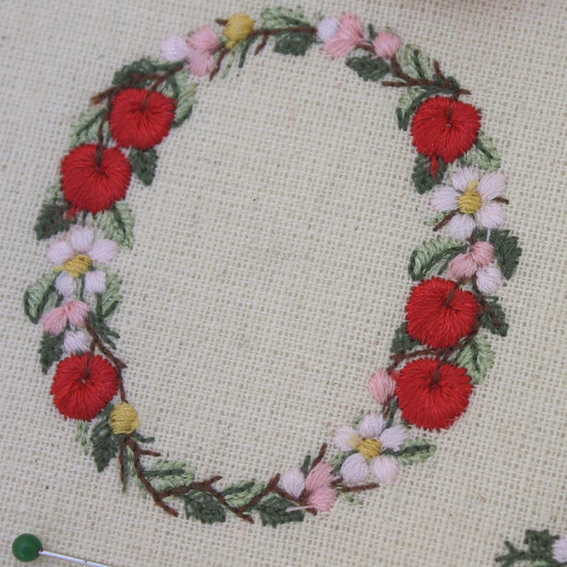 Diseño de bordado a máquina 5 cm de alto Monogramas Letras manzanas y flores Abecedario botánico Caracteres especiales Español Francés etc. imagen 11