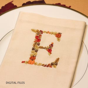Machine embroidery LETTER E Uppercase 3"/7,5 cm Thanksgiving Font Autumn Leaves, acorns, pumpkins and apples - Ricamo Broderie Stickdatei