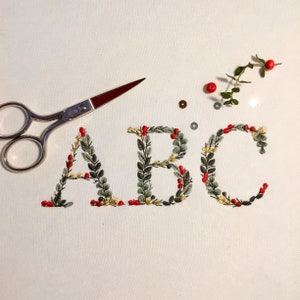 Maschinenstickerei Weihnachten Alphabet Kleinbuchstaben Blätter 5 cm GROSSBUCHSTABEN Erbstück Monogramm Buchstaben Stickdatei lettres Noel