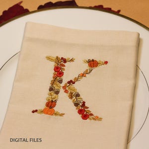 Diseño de bordado a máquina letra K 7,5 cm de alto Bastidor 4x4 (10 cm)  Acción de Gracias  Otoño - Letra  calabazas bellotas manzanas