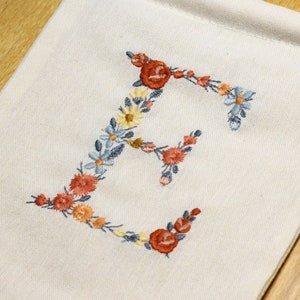 Diseño de bordado a máquina letra E 7,5 cm de alto Bastidor 4x4 (10 cm)  Bordado digital monograma floral Letras de flores matriz de bordado