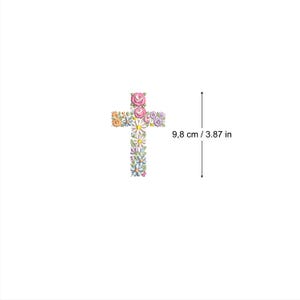 Może przedstawiać: Biały krzyż wykonany z kolorowych kwiatów, w tym różowych, fioletowych, żółtych i niebieskich. Krzyż ma 9,8 cm / 3,87 cala wysokości.
