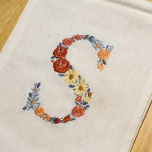 Bordado à máquina LETRA S Maiúsculas 3"/7,5 cm Dainty floral font Heirloom Monogram Broderie machine Stickdatei Ricamo macchina 4x4 hoop