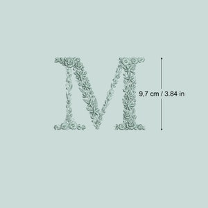 Maschinenstickerei BUCHSTABE M 9,7 cm hoch zierlich floral Schrift Heirloom Monogram Broderiemachine-Stickdatei-Ricamo macchina
