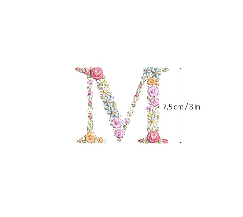 Pode incluir: Letra M bordada feita de flores coloridas, incluindo rosas, azuis e amarelas. A letra tem 7,5 cm de altura.