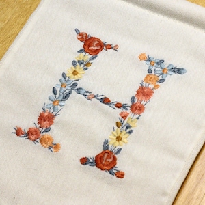 Bordado à máquina LETRA H Maiúscula 3 "/7,5 cm Dainty floral font Heirloom Monogram Broderie machine Stickdatei Ricamo macchina 4x4 hoop