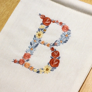 Máquina de bordar LETRA B maiúscula 3 "/7,5 cm Dainty floral font Heirloom Monogram Broderie machine Stickdatei Ricamo macchina 4x4 hoop