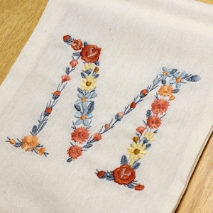 Diseño de bordado a máquina letra M 7,5 cm de alto Bastidor 4x4 (10 cm)  Bordado digital monograma floral Letras de flores matriz de bordado