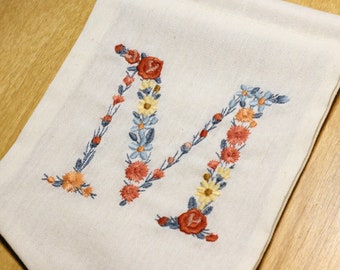 Diseño de bordado a máquina letra M 7,5 cm de alto Bastidor 4x4 (10 cm)  Bordado digital monograma floral Letras de flores matriz de bordado