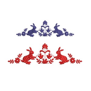 Puede incluir: Dos diseños bordados con conejos y elementos florales. El diseño superior presenta conejos azules y detalles florales, mientras que el diseño inferior muestra conejos rojos y detalles florales. Ambos sobre un fondo blanco.