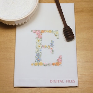 Haft maszynowy LETTER E Uppercase 9,7 cm / 3.85" tall dainty floral font Heirloom Monogram Broderie machine-Stickdatei-Ricamo macchina