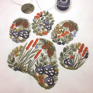 Forest Paw Print machine embroidery design for pets 4x4 hoop botanical file Dog Weichnachten Pfotenabdrücke Stickdatei Broderie Noël Ricamo