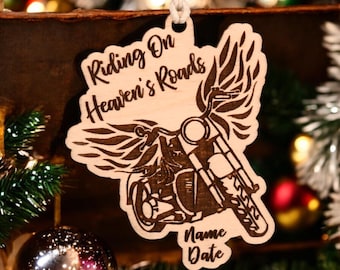 Puede incluir: Adorno de Navidad de madera con una motocicleta y alas, con el texto "Riding On Heaven's Roads". Hay espacios para un nombre y una fecha.