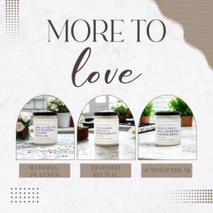 K&ouml;nnte beinhalten: Drei Kerzen im Glas mit schwarzem Deckel und wei&szlig;em Etikett. Das erste Etikett lautet: SMELLS LIKE THE BEST WEDDING PLANNER NATASHA + JASON. Das zweite lautet: THE CALMING SCENT OF A FINISHED RECITAL. Das dritte lautet: SMELLS LIKE A WELL DESERVED SUMMER BREAK.