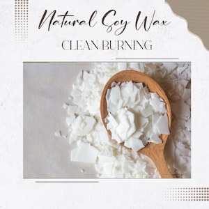 K&ouml;nnte beinhalten: Ein Holzl&ouml;ffel gef&uuml;llt mit wei&szlig;en Sojawachsflocken, umgeben von einem Haufen weiterer Flocken. Der Text Natural Soy Wax und CLEAN BURNING ist in dunkelbrauner und schwarzer Schrift &uuml;ber dem Wachs aufgedruckt.