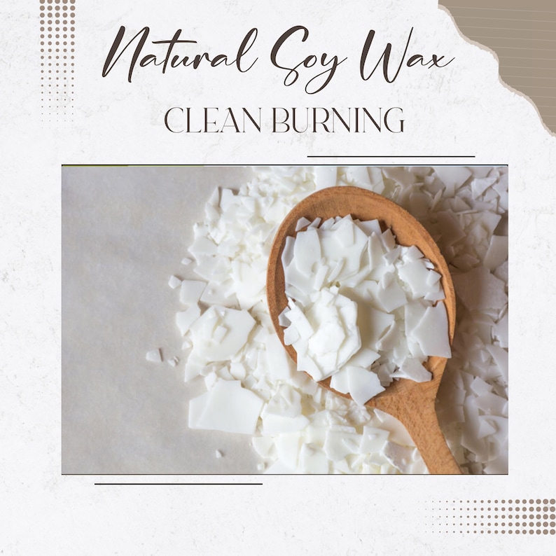 K&ouml;nnte beinhalten: Ein Holzl&ouml;ffel gef&uuml;llt mit wei&szlig;en Sojawachsflocken, umgeben von einem Haufen weiterer Flocken. Der Text Natural Soy Wax und CLEAN BURNING ist in dunkelbrauner und schwarzer Schrift &uuml;ber dem Wachs aufgedruckt.
