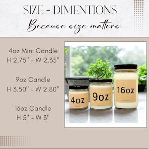 K&ouml;nnte beinhalten: Drei Glaskerzen mit schwarzen Deckeln und beigen Etiketten, beschriftet mit 4oz, 9oz und 16oz. Angegebene Ma&szlig;e: 4oz ist 2,75" H x 2,35" B, 9oz ist 3,50" H x 2,80" B, 16oz ist 5" H x 3" B. Der Text lautet: SIZE - DIMENTIONS Because size matters.