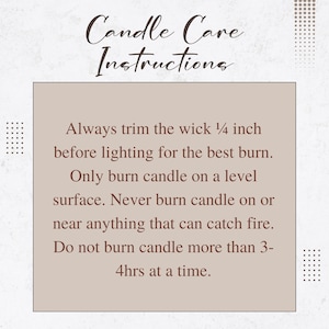 K&ouml;nnte beinhalten: Ein quadratisches Schild mit der &Uuml;berschrift Candle Care Instructions in dunkelbrauner Schrift. Der Text lautet: Always trim the wick 0,6 cm before lighting for the best burn. Only burn candle on a level surface. Never burn candle on or near anything that can catch fire. Do not burn candle more than 3-4hrs at a time.