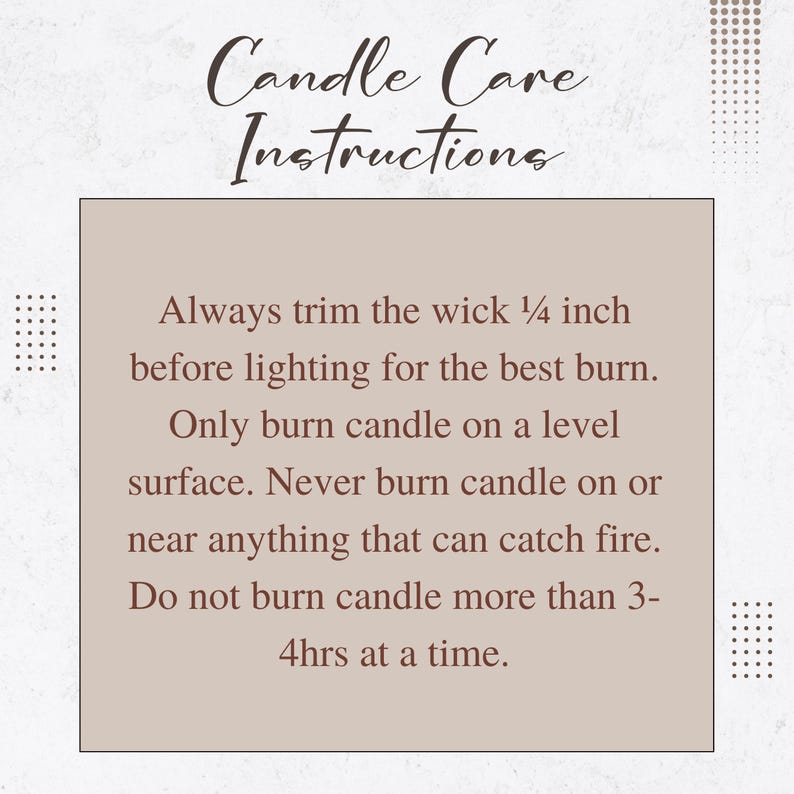 K&ouml;nnte beinhalten: Ein quadratisches Schild mit der &Uuml;berschrift Candle Care Instructions in dunkelbrauner Schrift. Der Text lautet: Always trim the wick 0,6 cm before lighting for the best burn. Only burn candle on a level surface. Never burn candle on or near anything that can catch fire. Do not burn candle more than 3-4hrs at a time.