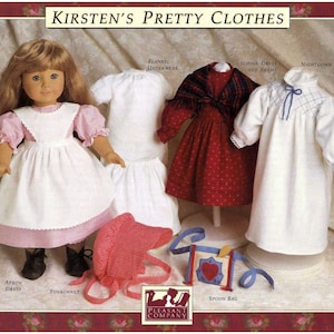 Puede incluir: Conjunto de ropa para muñeca Kirsten's Pretty Clothes que incluye un vestido blanco con delantal, un vestido de escuela rojo y blanco, ropa interior de franela blanca y un camisón blanco. El conjunto también incluye un gorro de sol rojo y blanco y una bolsa de cuchara azul.