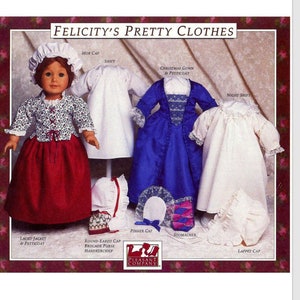 Puede incluir: Un anuncio de "Felicity's Pretty Clothes" con una muñeca vestida con una falda roja, una chaqueta floral y una gorra blanca. Otros conjuntos incluyen una camisa blanca, un vestido azul y un camisón. Accesorios: gorras, un bolso y un pañuelo.