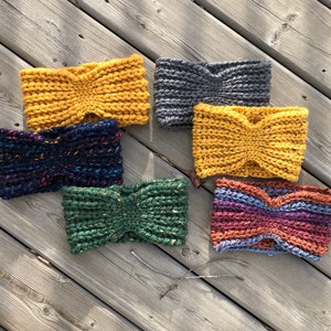 Puede incluir: Seis diademas de punto en varios colores y patrones, incluyendo amarillo, verde, azul y morado. Las diademas están hechas de un hilo suave y texturizado y son perfectas para añadir un toque de estilo a cualquier atuendo.