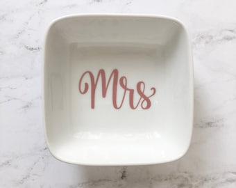 Mrs Ring Dish, Wedding Ring Dish, Newly Engaged Gift, Jewelry Dish, Trinket Dish, Bride To Be Gift, Newlywed Ring Holder, Bridal Shower Gift