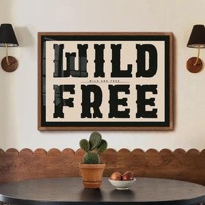 Stampa artistica tipografica "Wild and Free", arte murale del sud-ovest, decorazione murale western, poster da cowboy, arredamento moderno in stile fattoria, arte murale ranch