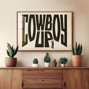 Stampa artistica tipografica Cowboy Up, decorazione da parete occidentale, poster moderno da fattoria, arte sud-occidentale, stampa tipografica in bianco e nero, arte rustica