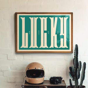 Impresión tipográfica vintage "Lucky", arte mural con letras del oeste retro, póster de bienvenida del suroeste, arte mural moderno con la palabra "Lucky" en negrita.