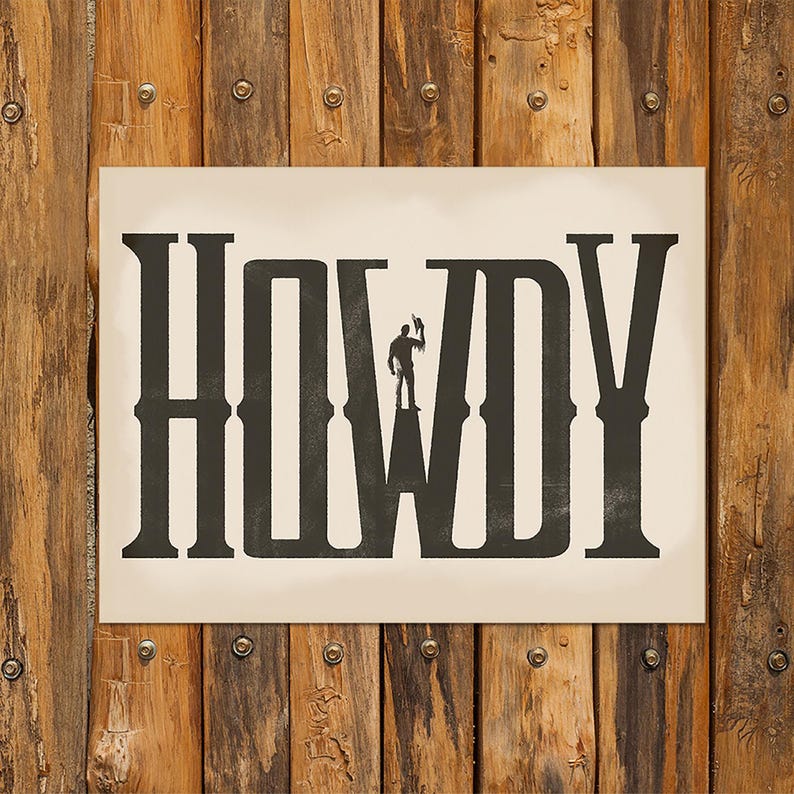 K&ouml;nnte beinhalten: Ein Schwarzwei&szlig;druck mit dem Wort "HOWDY" in einer Vintage-Western-Schrift. Eine Silhouette eines Cowboys mit Hut steht auf dem Buchstaben "W".