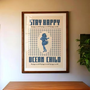 Poster stravagante per la cameretta dei bambini, stampa "Stay Happy Ocean Child Beach House Hawaii", stampa murale con affermazione positiva in stile costiero retrò, ragazza hawaiana
