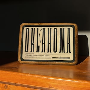Letrero de Oklahoma, letrero de madera con tipografía retro, arte de pared de estilo campestre de Oklahoma, placa de madera retro con nombre de ciudad, regalo de viaje, decoración de pared vintage