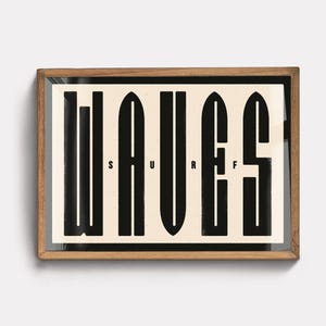 Puede incluir: Una impresi&oacute;n enmarcada con la palabra "WAVES" en letras negras de bloque sobre un fondo crema. Las letras est&aacute;n estilizadas para parecer tablas de surf.