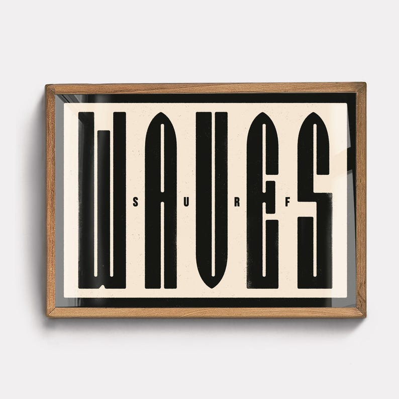 Puede incluir: Una impresi&oacute;n enmarcada con la palabra "WAVES" en letras negras de bloque sobre un fondo crema. Las letras est&aacute;n estilizadas para parecer tablas de surf.