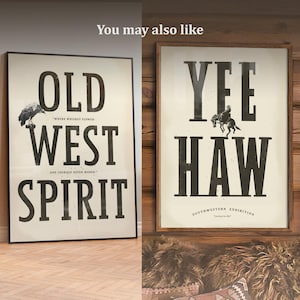 Pu&ograve; includere: Due stampe incorniciate con tema western. La prima stampa presenta il testo "Old West Spirit" con un'illustrazione di un avvoltoio nero. La seconda stampa presenta il testo "Yee Haw" con un'illustrazione di un cowboy a cavallo. Entrambe le stampe hanno un'estetica vintage.