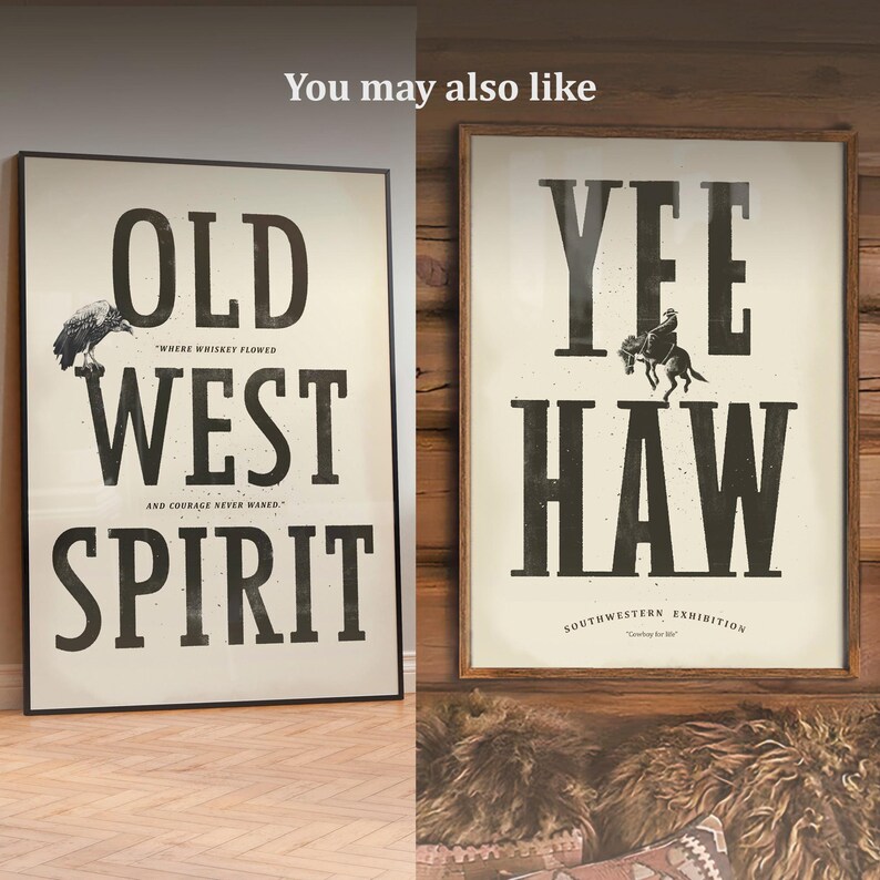 Pu&ograve; includere: Due stampe incorniciate con tema western. La prima stampa presenta il testo "Old West Spirit" con un'illustrazione di un avvoltoio nero. La seconda stampa presenta il testo "Yee Haw" con un'illustrazione di un cowboy a cavallo. Entrambe le stampe hanno un'estetica vintage.