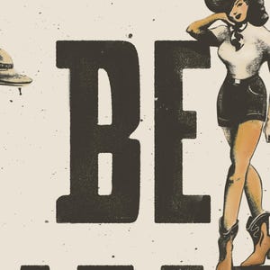 Pu&ograve; includere: Un poster in stile vintage con la parola "BE" in grandi lettere nere e in grassetto. Una donna con una camicia bianca, pantaloncini neri e stivali da cowboy si appoggia alle lettere. Lo sfondo &egrave; beige chiaro con una texture punteggiata.
