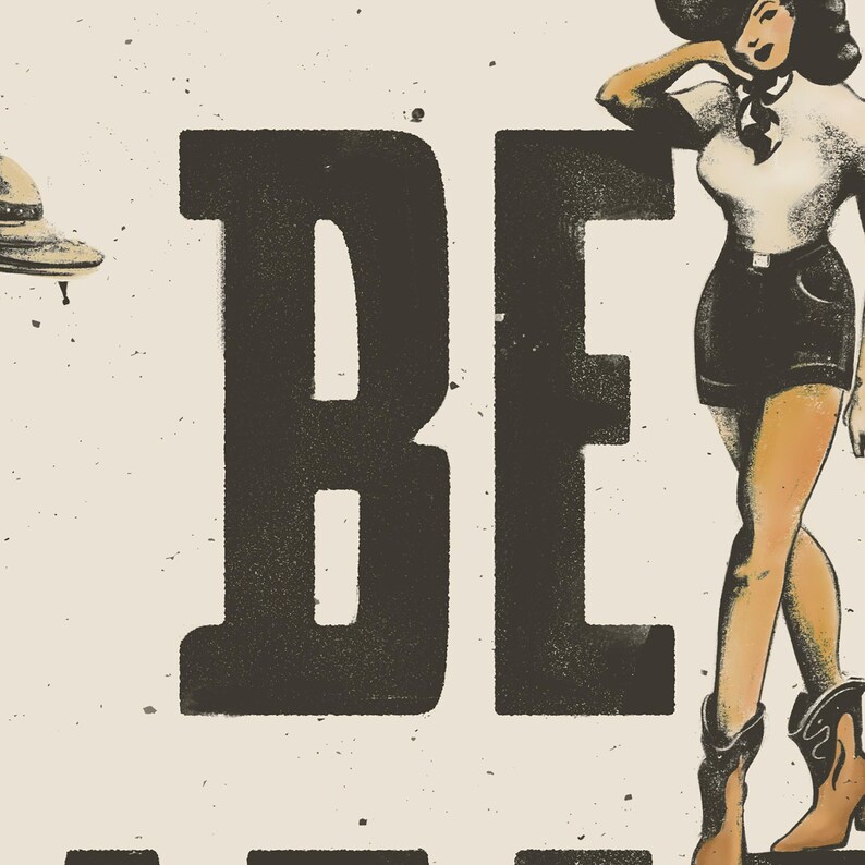 Pu&ograve; includere: Un poster in stile vintage con la parola "BE" in grandi lettere nere e in grassetto. Una donna con una camicia bianca, pantaloncini neri e stivali da cowboy si appoggia alle lettere. Lo sfondo &egrave; beige chiaro con una texture punteggiata.