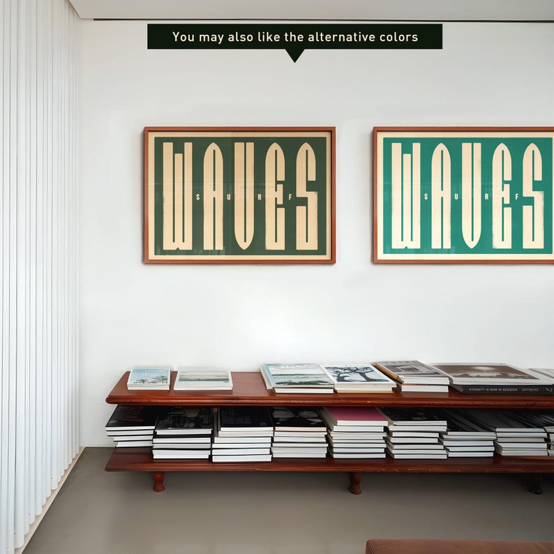 Puede incluir: Dos impresiones enmarcadas con la palabra "WAVES" en una fuente retro, una con fondo verde y la otra con fondo azul. Las impresiones est&aacute;n colgadas en una pared blanca sobre un estante de madera con libros.