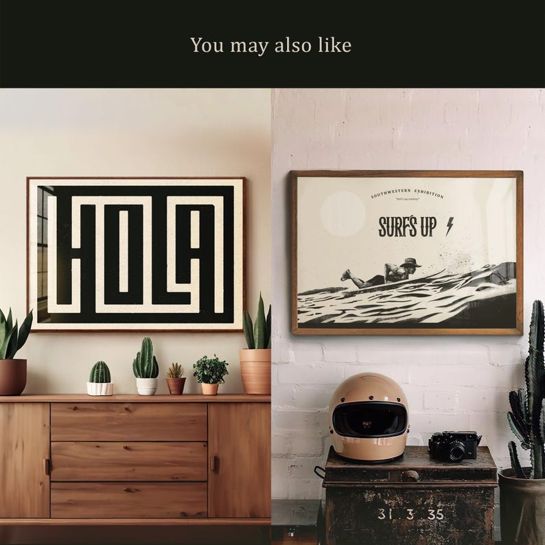Puede incluir: Dos impresiones enmarcadas en una pared sobre una c&oacute;moda de madera. La impresi&oacute;n de la izquierda dice "HOLA" en blanco y negro. La impresi&oacute;n de la derecha es una ilustraci&oacute;n en blanco y negro de un surfista con el texto "SOUTHWESTERN EDITION SURF'S UP" sobre el surfista.