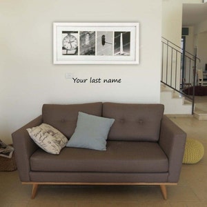 Pu&ograve; includere: Un collage fotografico in bianco e nero incorniciato con quattro immagini distinte, tra cui un quadrante dell'orologio. La cornice &egrave; appesa sopra un divano marrone con cuscini azzurri e fantasia. Il testo "Your last name" &egrave; sotto.