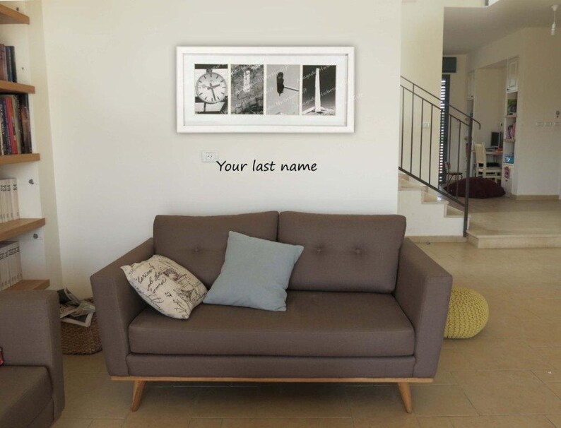 Pu&ograve; includere: Un collage fotografico in bianco e nero incorniciato con quattro immagini distinte, tra cui un quadrante dell'orologio. La cornice &egrave; appesa sopra un divano marrone con cuscini azzurri e fantasia. Il testo "Your last name" &egrave; sotto.