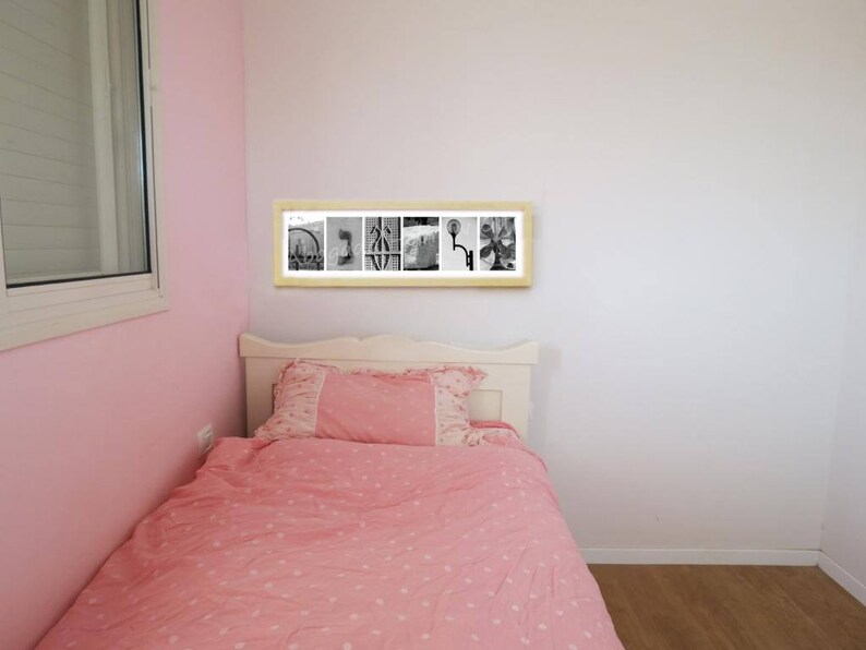 Pu&ograve; includere: Una camera da letto con pareti rosa, un letto con biancheria da letto rosa e una cornice multipla sopra il letto. La cornice contiene diverse immagini in bianco e nero. Una finestra &egrave; visibile sul lato sinistro della stanza.