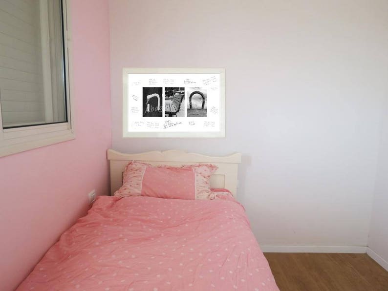 Pu&ograve; includere: Una camera da letto con pareti rosa e pavimento in legno. Un'opera d'arte con cornice bianca con immagini in bianco e nero &egrave; appesa sopra un letto con biancheria da letto rosa. Il letto ha una testiera bianca e un piumino rosa a pois bianchi.