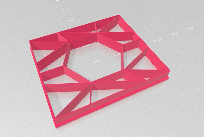 Puede incluir: Un cortador de galletas de pl&aacute;stico rosa en forma de diamante con un recorte hexagonal en el centro. El cortador mide 15 cm de di&aacute;metro.