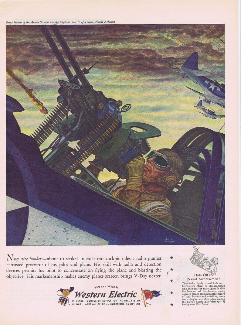 K&ouml;nnte beinhalten: Vintage Illustration eines Marinefliegers in einem Cockpit, der ein Maschinengewehr bedient. Das Kunstwerk zeigt einen Luftkampf mit anderen Flugzeugen am Himmel. Das Bild enth&auml;lt den Text "Western Electric".