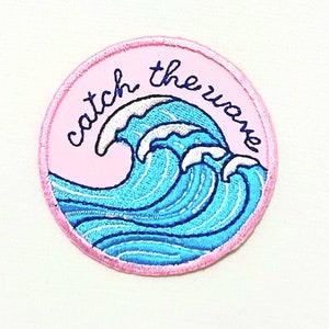 Könnte beinhalten: Rosa-blauer gestickter Aufnäher mit einer Welle und dem Text "catch the wave".