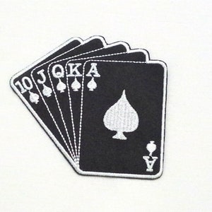 Puede incluir: Un parche negro con una escalera real de picas: 10, J, Q, K y As. Cada carta tiene costuras blancas, símbolos de picas blancos y valores de cartas. Para ropa o accesorios.